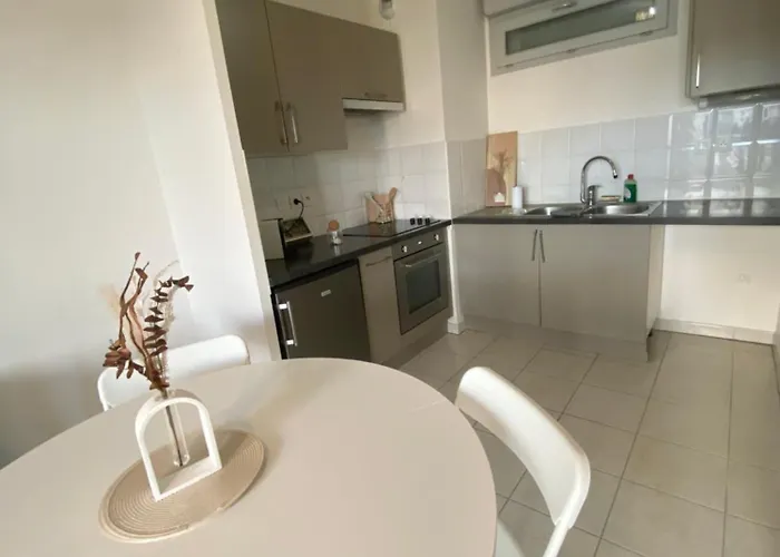 1 Bedroom For 2 People Тулуза