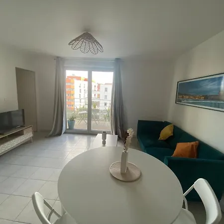 1 Bedroom For 2 People Apartment